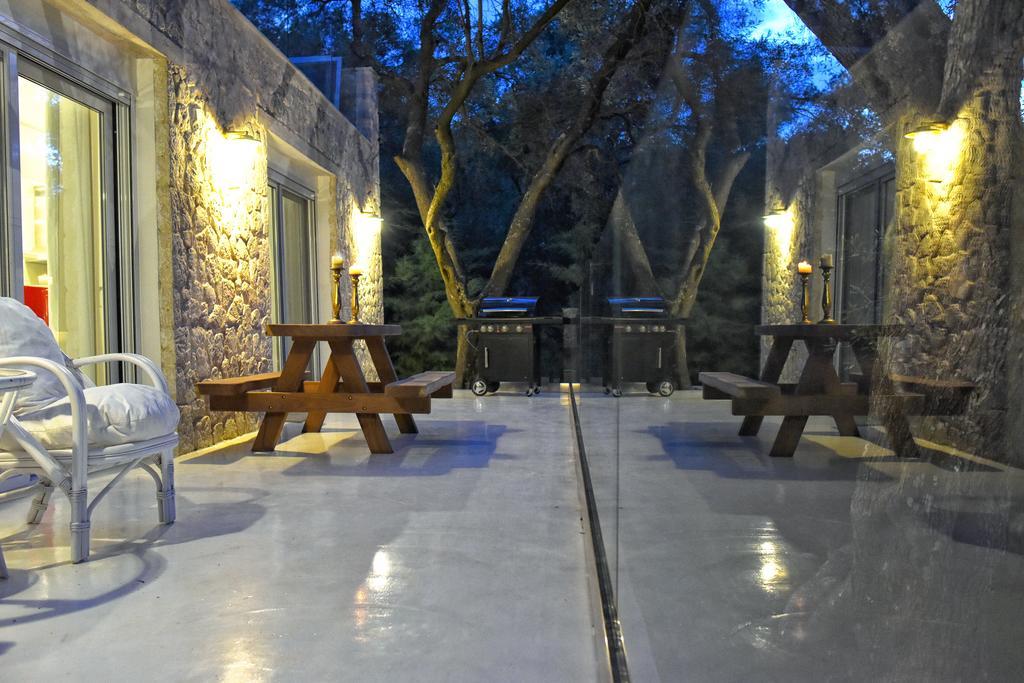 Mavres Luxury Studio Ágios Matthaíos Esterno foto